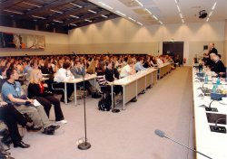 Zuhörer verfolgen eine Ansprache