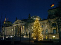 Weihnachtsbaum vor dem Reichstagsgebäude