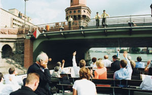 Die Gäste unternahmen eine Bootsfahrt durch das neue Berliner Parlaments- und Regierungsviertel