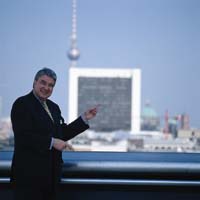 Leo Dautzenberg auf der Terrasse des Reichstagsgebäudes.