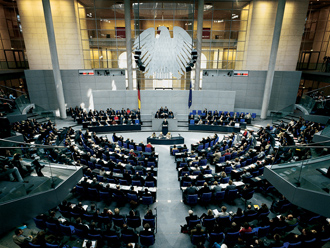 Debatte im vollbesetzten Plenarsaal des Bundestages
