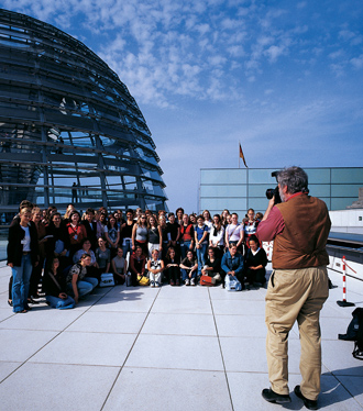 Fototermin mit den Besucherinnen des Girls' Days vor der Kuppel des Reichstagsgebäudes