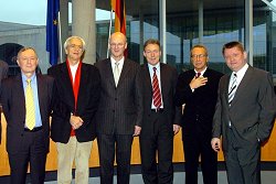 Vorsitzender Siegfried Kauder (3.v.li.), CDU/CSU, mit den Obleuten v.l.n.r.: Dr. Max Stadler, FDP, Hans-Christian Ströbele, Bündnis90/Die Grünen, Thomas Oppermann, SPD, Wolfgang Neskovic, Die.Linke, Hermann Gröhe, CDU.