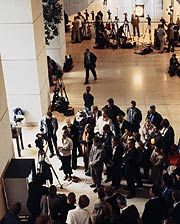 Bild: Journalisten warten im Foyer des Reichstagsgebäudes.