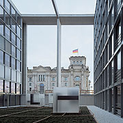 Bild: Tradition und Moderne verbinden: Blick vom Paul-Löbe-Haus auf das Reichstagsgebäude.