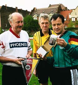 Klaus Riegert (rechts) und Clemens-Christian Makosch (links) kurz vor dem Anpfiff. Mit 2 : 1 bezwang der FC Bundestag die Mannschaft von Phoenix am 23. April im Berliner Friedrich-Ludwig-Jahn-Sportpark.