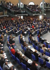 Foto: Abgeordnete im Plenarsaal, Besucher auf der Tribüne