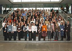 Stipendiaten des IPS-Programms 2007 stehen am 5. März 2007 in der Halle des Paul-Löbe-Hauses