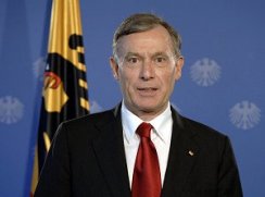 Foto: Bundespräsident Horst Köhler, im Hintergrund eine Flagge mit dem Bundesadler