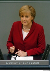 Bundeskanzlerin Angela Merkel am Rednerpult