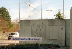 Vor dem Eingang steht ein Schild mit der Aufschrift Bundesnachrichtendienst