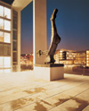 Die Pferd- und Reiter-Skulptur von Marino Marini vor dem Marie-Elisabeth-Lüders-Haus, Foto: Deutscher Bundestag / Stephan Erfurt