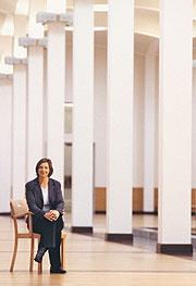 Katrin Göring-Eckardt in der Gemäldegalerie des Kulturforums Berlin.