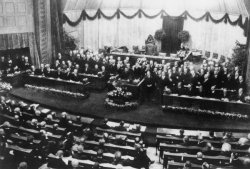 Fotografie: Eröffnung der verfassungsgebenden Nationalversammlung im Nationaltheater in Weimar. Der Vorsitzende des Rats der Volksbeauftragten Friedrich Ebert bei der Eröffnungsrede am 06.02.1919