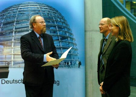 Wolfgang Thierse (li.) verleiht Susanne Führer und Dr. Andreas Maurer den Medienpreis/Wissenschaftspreis