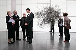 Obere Ausstellungsebene: Gormleys Skulptur "Drift"