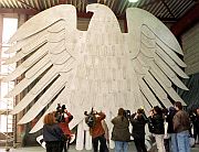 Journalisten vor dem Bundestagsadler, auch "Fette Henne" genannt