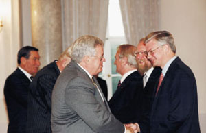 Bundespräsident Johannes Rau sowie die Präsidenten von Bundestag und Bundesrat begrüßten die Gäste aus rund 50 Ländern.