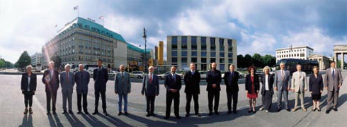 Die Ausschussmitglieder auf dem Pariser Platz (360-Grad-Foto)