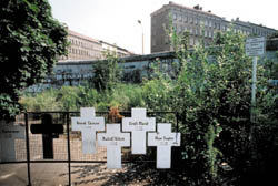 Schlichte Kreuze erinnern an die Menschen, die an der Berliner Grenze beim Fluchtversuch aus der DDR getötet wurden (Aufnahme von 1986).