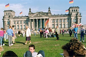 Fotografie: Blick über den Platz vor dem Reichstag, Menschen. im Hintergrund: Das Reichstagsgebäude ohne Kuppel