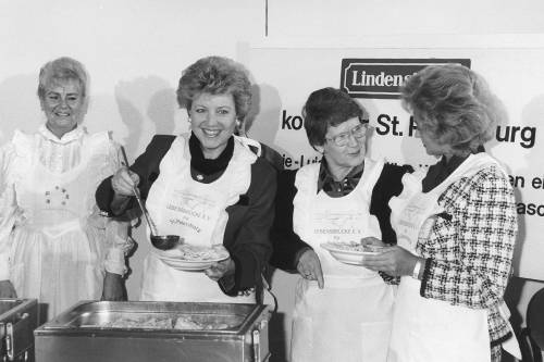 Bundestagspräsidentin Professorin Rita Süssmuth verkauft im Restaurant Neues Hochhaus am 23.1.1992 ein Maultaschen-Gericht.