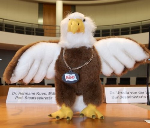 Foto: Stofftier 'Kiko' auf einem Tisch im Ausschusssaal