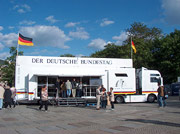 Bild: Weißer Truck mit Bühne und Treppe