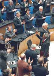 Südafrikas Präsident Nelson Mandela nach seiner Rede im Bundestag (1996).