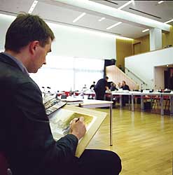 Während der Sitzungen darf nicht fotografiert werden. Deshalb halten Zeichner die Szene für die Medien fest, hier Stefan Höller aus Berlin.