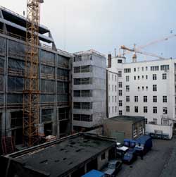 Blick aus dem Bürofenster: der Rohbau der ungarischen Botschaft.