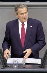 George W. Bush spricht im Bundestag.