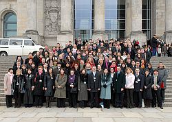 Gruppenfoto der Stipendiaten 2006 des IPP vor dem Reichstagsgebäude