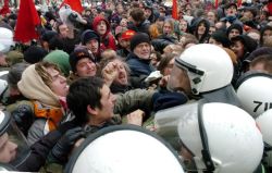 Polizeibeamte gehen in der Münchner Innenstadt gegen Demonstranten vor.