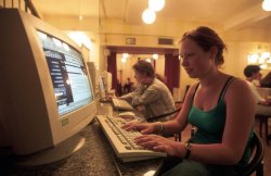 Junge Frau im Internetcafé des Goethe-Instituts