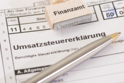 Formular zur Umsatzsteuerberechnung, Stempel und Stift