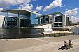 Marie-Elisabeth-Lüders-Haus vom Reichstagsgebäude aus gesehen, im Vordergrund fließt die Spree