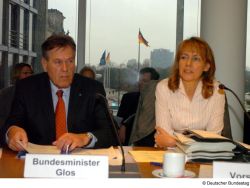 Foto: Besuch des Bundesministers für Wirtschaft und Technologie im Ausschuss im Februar 2006