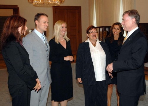 Abgeordnete der Kinderkommission beim Bundespräsidenten Prof. Dr. Horst Köhler, (re.). Diana Golze (li.), Kai Gehring (2.v.li.), Miriam Gruß (3.v.li.), Marlene Rupprecht (3.v.re.), Michaela Noll (2.v.re.).