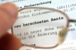 Brille vergrößert amtliche Schreiben über Rente