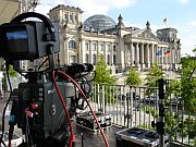 Fernsehkamera auf das Reichstagsgebäude gerichtet, Klick vergrößert Bild
