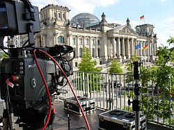 Fernsehkamera auf das Reichstagsgebäude gerichtet, Klick vergrößert Bild