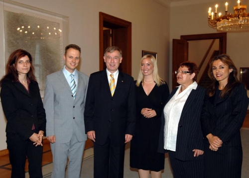 Abgeordnete der Kinderkommissionbeim Gespräch mit Bundespräsident Prof. Dr. Horst Köhler, (3.v.li.). Diana Golze (li.), Kai Gehring (2.v.li.), Miriam Gruß (3.v.re.), Marlene Rupprecht (2.v.re.), Michaela Noll (re.).