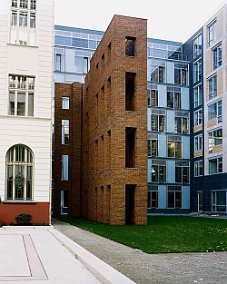 Für den Innenhof von Haus 7 hat der dänische Künstler Per Kirkeby eine Skulptur in Gestalt einer vier Etagen hohen Backsteinwand mit Fensterdurchbrüchen geschaffen.