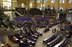 Blick in den Plenarsaal des Reichstagsgebäudes während einer Sitzung des Deutschen Bundestages