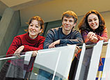 Lucie, Matthias und Lavinia an der Bramante-Treppe im Marie-Elisabeth-Lüders-Haus.