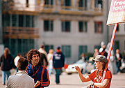 Bild: Bitte folgen – Besichtigungstouren durch Berlins Mitte und das Parlamentsviertel locken Touristen an.