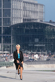 Susanne Kastner auf dem Dach des Paul-Löbe-Hauses.