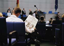 Fast wie im richtigen Parlament: Zeitunglesen im Plenum.