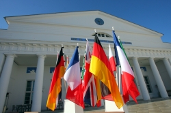 Fahnen die G8-Staaten vor eienem Hotel in Heiligendamm.